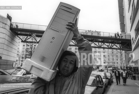 Paris, 1999. Rue Montgallet in the Picpus district (12th arrondissement). In this street there are many shops of computer equipment at very affordable prices / Parigi, 1999, rue Montgallet nel quartiere di Picpus (12° arrondissement). In questa via si concentrano numerosi negozi di computers e materiali per linformatica a prezzi molto convenienti - ©Marcello Mencarini/Rosebud2