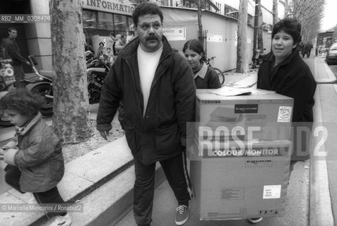 Paris, 1999. Rue Montgallet in the Picpus district (12th arrondissement). In this street there are many shops of computer equipment at very affordable prices / Parigi, 1999, rue Montgallet nel quartiere di Picpus (12° arrondissement). In questa via si concentrano numerosi negozi di computers e materiali per linformatica a prezzi molto convenienti - ©Marcello Mencarini/Rosebud2
