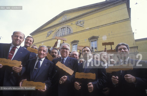 Club of 27, a group of Verdis opera fans, in front of the Teatro Regio in Parma / Club dei 27, gruppo di appassionati verdiani, davanti al Teatro Regio di Parma - ©Marcello Mencarini/Rosebud2