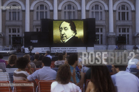 Pesaro, Rossini Opera Festival about 1985. Big screen in Piazza del Popolo / Pesaro, Rossini Opera Festival 1985 circa. Maxi schermo in Piazza del popolo
 ©Marcello Mencarini/Rosebud2