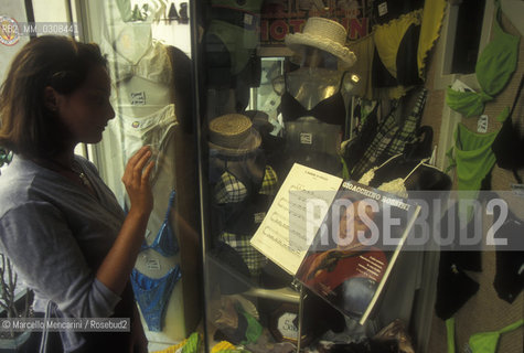Pesaro, Rossini Opera Festival 1997. Window of a lingerie store / Pesaro, Rossini Opera festival 1997. Vetrina di un negozio di biancheria intima - ©Marcello Mencarini/Rosebud2