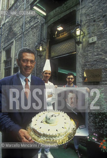 Pesaro, Rossini Opera festival 1997. Cake dedicated to Rossinis opera Guglielmo Tell by Lo Scudiero restaurant / Pesaro, Rossini Opera Festival 1997. Torta dedicata allopera Guglielmo Tell dal ristorante Lo scudiero - ©Marcello Mencarini/Rosebud2