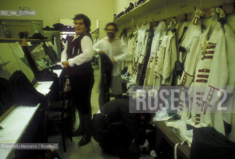 Pesaro, Rossini Opera Festival 1997. Musicians in their dressing room at Rossini Theater / Pesaro, Rossini Opera Festival 1997. Musicisti nei loro camerini del Teatro Rossini - ©Marcello Mencarini/Rosebud2