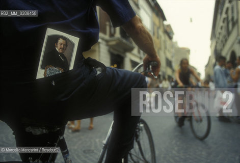 Pesaro, Rossini Opera Festival 1997. A cyclist with the festival program in his pocket / Pesaro, Rossini Opera Festival, 1997. Un ciclista con il programma del festival in tasca - ©Marcello Mencarini/Rosebud2
