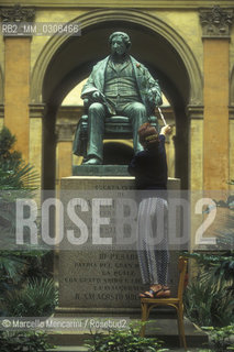 Pesaro, 1997. Bronze statue of Gioacchino Rossini by Carlo Marochetti in the first courtyard of the Conservatory / Pesaro, 1997. Statua bronzea di Gioacchino Rossini opera di Carlo Marochetti nel primo cortile del Conservatorio - ©Marcello Mencarini/Rosebud2