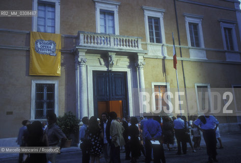 Pesaro, Rossini Opera festival 1997. Audience in front of the Conservatory / Pesaro, Rossini Opera Festival 1997. Pubblico davanti al  Conservatorio  - ©Marcello Mencarini/Rosebud2