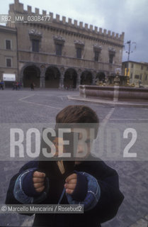 Pesaro, Piazza del Popolo, about 1985. A child holding a portrait of composer Gioacchino Rossini, born in this town / Pesaro, Piazza del popolo, 1985. Bambino con un ritratto del compositore Gioacchino Rossini, nato in questa città - ©Marcello Mencarini/Rosebud2