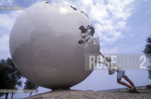 Pesaro, about 1985. The sculpture Ball by Arnaldo Pomodoro / Pesaro, 1985 circa. La sculura Palla di Arnaldo pomodoro - ©Marcello Mencarini/Rosebud2
