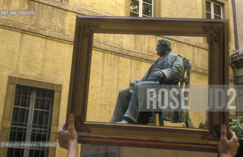 Pesaro, about 1985. Bronze statue of Gioacchino Rossini by Carlo Marochetti in the first courtyard of the Conservatory, viewed through a frame / Pesaro, 1985 circa. Statua bronzea di Gioacchino Rossini opera di Carlo Marochetti nel primo cortile del Conservatorio, vista attraverso una cornice - ©Marcello Mencarini/Rosebud2