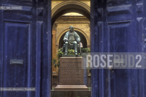 Pesaro, about 1985. Bronze statue of Gioacchino Rossini by Carlo Marochetti in the first courtyard of the Conservatory / Pesaro, 1985 circa. Statua bronzea di Gioacchino Rossini opera di Carlo Marochetti nel primo cortile del Conservatorio - ©Marcello Mencarini/Rosebud2
