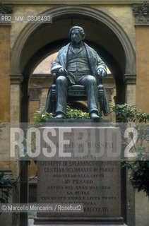 Pesaro, about 1985. Bronze statue of Gioacchino Rossini by Carlo Marochetti in the first courtyard of the Conservatory / Pesaro, 1985 circa. Statua bronzea di Gioacchino Rossini opera di Carlo Marochetti nel primo cortile del Conservatorio - ©Marcello Mencarini/Rosebud2
