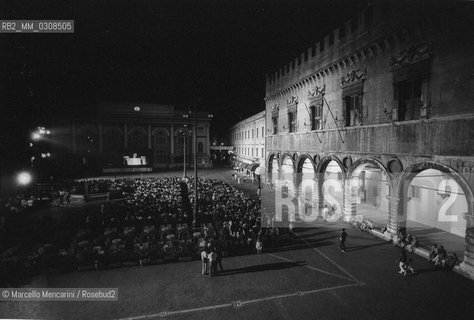Pesaro, Rossini Opera Festival about 1985. Big screen in Piazza del Popolo / Pesaro, Rossini Opera Festival 1985 circa. Maxi schermo in Piazza del popolo
 ©Marcello Mencarini/Rosebud2