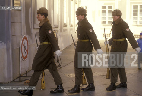PRAGUE Castle, 1987. Guard change / Castello di PRAGA, 1988. Cambio della guardia - ©Marcello Mencarini/Rosebud2