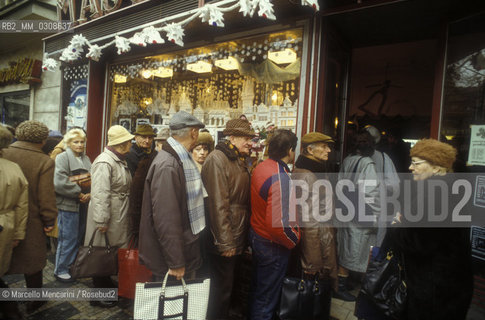 PRAGUE, 1987. Queue in front of a store / PRAGA, 1987. Coda davanti a un negozio - ©Marcello Mencarini/Rosebud2