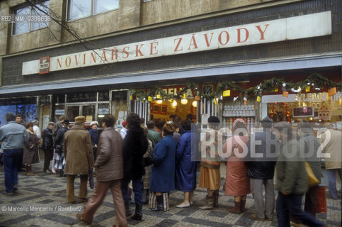 PRAGUE, 1987. Queue in front of a store / PRAGA, 1987. Coda davanti a un negozio - ©Marcello Mencarini/Rosebud2