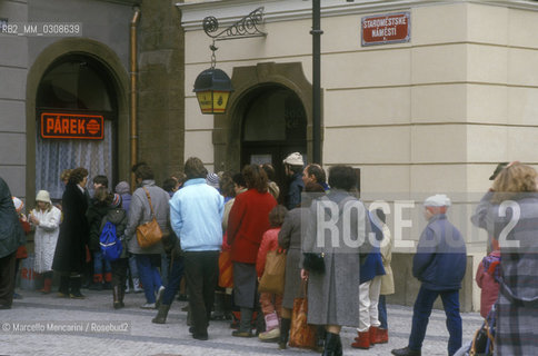 PRAGUE, 1987. Queue in front of a store / PRAGA, 1987. Coda davanti a un negozio - ©Marcello Mencarini/Rosebud2