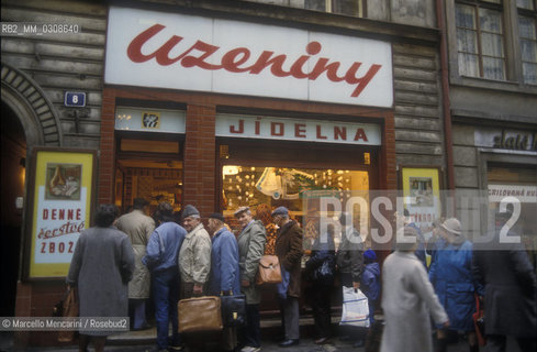 PRAGUE, 1987. Queue in front of a store / PRAGA, 1987. Coda davanti a un negozio - ©Marcello Mencarini/Rosebud2