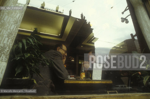 PRAGUE, 1987. Bar window / PRAGA, 1987. Vetrina di un bar - ©Marcello Mencarini/Rosebud2