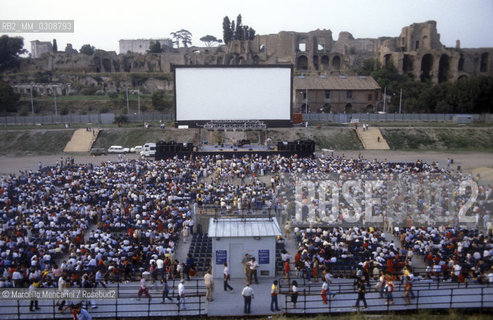 Roma, 1982. Rassegna cinematografica Massenzio al Circo Massimo, nellambito delle manifestazioni dellEstate romana ideata dallassessore alla cultura Renato Nicolini / Rome, 1982. Film review Maxentius at Circus Maximus, part of the events of Estate romana (Summer in Rome), a festival created by Councillor for Culture Renato Nicolini - ©Marcello Mencarini/Rosebud2