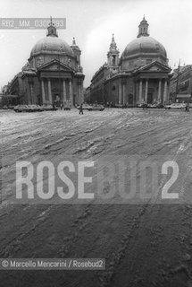 January 6, 1985. Snow in Rome: the twin churches of Santa Maria in Montesanto (left, built 1662-75) and Santa Maria dei Miracoli (right, built 1675-79) in Piazza del Popolo / 6 gennaio 1985. Neve a Roma: le chiese gemelle in Piazza del popolo. A sinistra la Basilica di Santa Maria in Montesanto e  a destra la Chiesa di Santa Maria dei Miracoli - ©Marcello Mencarini/Rosebud2