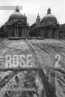 January 6, 1985. Snow in Rome: the twin churches of Santa Maria in Montesanto (left, built 1662-75) and Santa Maria dei Miracoli (right, built 1675-79) in Piazza del Popolo / 6 gennaio 1985. Neve a Roma: le chiese gemelle in Piazza del popolo. A sinistra la Basilica di Santa Maria in Montesanto e  a destra la Chiesa di Santa Maria dei Miracoli - ©Marcello Mencarini/Rosebud2