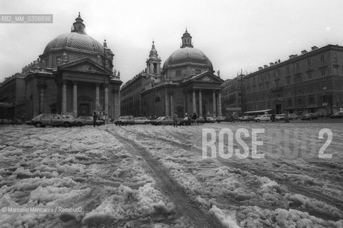 January 6, 1985. Snow in Rome: the twin churches of Santa Maria in Montesanto (left, built 1662-75) and Santa Maria dei Miracoli (right, built 1675-79) in Piazza del Popolo / 6 gennaio 1985. Neve a Roma: le chiese gemelle in Piazza del popolo. A sinistra la Basilica di Santa Maria in Montesanto e  a destra la Chiesa di Santa Maria dei Miracoli - ©Marcello Mencarini/Rosebud2