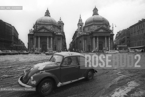 January 6, 1985. Snow in Rome: the twin churches of Santa Maria in Montesanto (left, built 1662-75) and Santa Maria dei Miracoli (right, built 1675-79) in Piazza del Popolo / 6 gennaio 1985. Neve a Roma: le chiese gemelle in Piazza del popolo. A sinistra la Basilica di Santa Maria in Montesanto e  a destra la Chiesa di Santa Maria dei Miracoli - ©Marcello Mencarini/Rosebud2