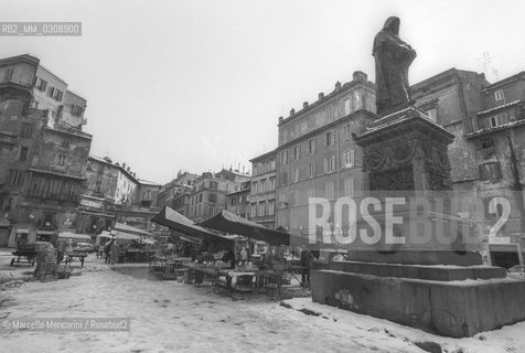 January 6, 1985. Snow in Rome: Campo dei Fiori / 6 gennaio 1985. Neve a Roma: Campo dei fiori - ©Marcello Mencarini/Rosebud2