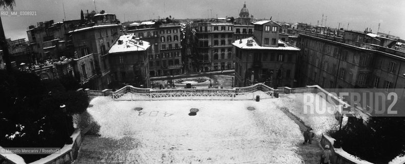 January 6, 1985. Snow in Rome. Piazza di Spagna view from Trinità dei Monti / 6 gennaio 1985. Neve a Roma. Piazza di Spagna vista da Trinità dei Monti - ©Marcello Mencarini/Rosebud2