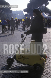 Roma, Domeniche a piedi 1999. Mezzi di trasporto ecologici in prova in via dei Fori Imperiali, / Rome, Domeniche a piedi (car Free Sunday) 1999. Ecological means of transport for testing on Via dei Fori Imperiali - ©Marcello Mencarini/Rosebud2