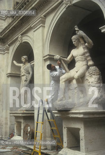 Rome, Restorer working in the inner courtyard of Palazzo Altemps / Roma, Restauratore nel cortile interno di Palazzo Altemps - ©Marcello Mencarini/Rosebud2