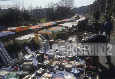 Rome, 1998. Porta Portese flea market in the Trastevere district / Roma, 1998. Il mercato di Porta Portese nel quartiere di Trastevere - ©Marcello Mencarini/Rosebud2