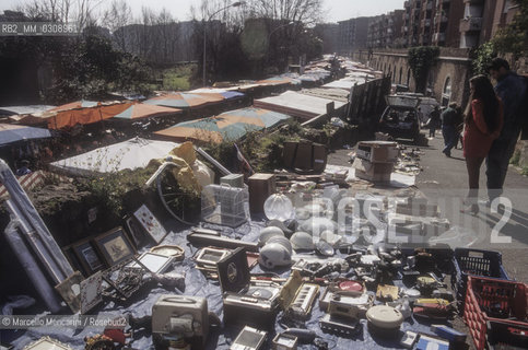 Rome, 1998. Porta Portese flea market in the Trastevere district / Roma, 1998. Il mercato di Porta Portese nel quartiere di Trastevere - ©Marcello Mencarini/Rosebud2
