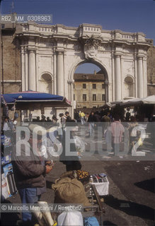 Rome, 1998. Porta Portese flea market in the Trastevere district / Roma, 1998. Il mercato di Porta Portese nel quartiere di Trastevere - ©Marcello Mencarini/Rosebud2
