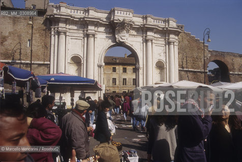 Rome, 1998. Porta Portese flea market in the Trastevere district / Roma, 1998. Il mercato di Porta Portese nel quartiere di Trastevere - ©Marcello Mencarini/Rosebud2
