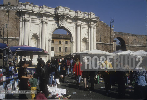 Rome, 1998. Porta Portese flea market in the Trastevere district / Roma, 1998. Il mercato di Porta Portese nel quartiere di Trastevere - ©Marcello Mencarini/Rosebud2