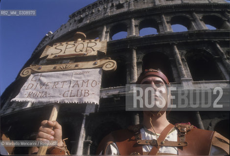 Rome, 1998. Costumed centurion in front of the Colosseum / Roma, 1998. Figurante davanti al Colosseo - ©Marcello Mencarini/Rosebud2
