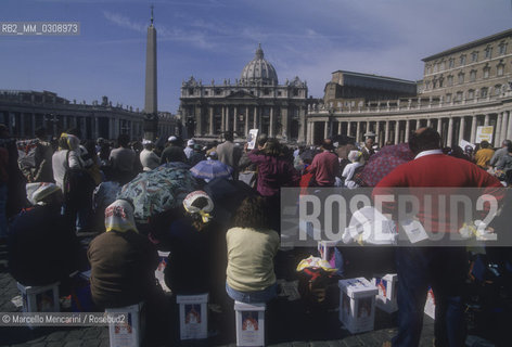 Vatican City, 1998. Pilgrims in St. Peters Square / Roma, 1998. Pellegrini in piazza San Pietro - ©Marcello Mencarini/Rosebud2