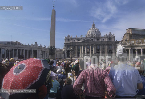 Vatican City, 1998. Pilgrims in St. Peters Square / Roma, 1998. Pellegrini in piazza San Pietro - ©Marcello Mencarini/Rosebud2