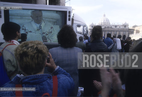 Vatican City, 1998. Pilgrims in St. Peters Square / Roma, 1998. Pellegrini in piazza San Pietro - ©Marcello Mencarini/Rosebud2