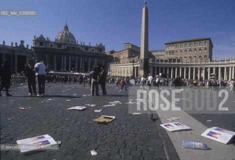 Vatican City, 1998. Pilgrims in St. Peters Square / Roma, 1998. Pellegrini in piazza San Pietro - ©Marcello Mencarini/Rosebud2
