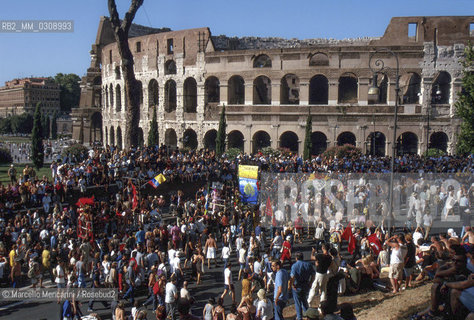Rome, July 8 , 2000. Gay Pride Parade passing at Coliseum / Roma, 8 luglio 2000. Il Gay Pride mentre passa accanto al Colosseo ©Marcello Mencarini/Rosebud2