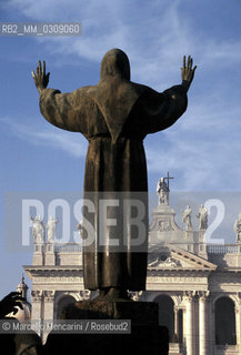 Rome, Monument to St. Francis and Basilca of St. John Lateran / Roma, Statua di San Francesco e Basilica di San Giovanni in Laterano - ©Marcello Mencarini/Rosebud2