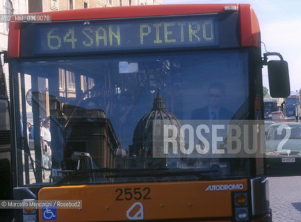 Rome, 1999: Bus 64 that goes from the main train station, Termini, to the Vatican. it is knownn for pickpockets that rob the tourists when it is crowded / Roma, 1999. Lautobus 64 che va dalla Stazione Termini al Vaticano. E famoso per i borseggiatori che derubano i turistio quando è affollato - ©Marcello Mencarini/Rosebud2