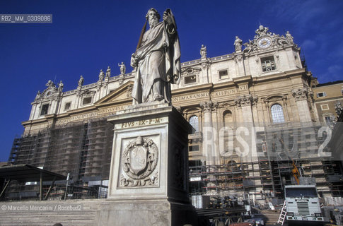 Vatican City, August 1999, Monument to Pope Pius IX and restoration works on the St. Peters Basilica facade / Città del Vaticano, agosto 1999. Monumento a papa Pio Ix e lavori di restauro sulla facciata della Basilica di San Pietro - ©Marcello Mencarini/Rosebud2
