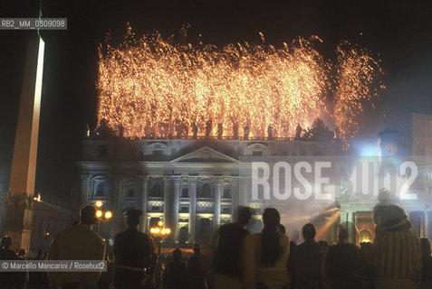 Vatican City, September 30, 1999. Fireworks for the restoration of St. Peters Basilica facade / Città del Vaticano, 30 settembre 1999. Fuochi dartificio per il restauro della Cupola della Basilica di San Pietro - ©Marcello Mencarini/Rosebud2