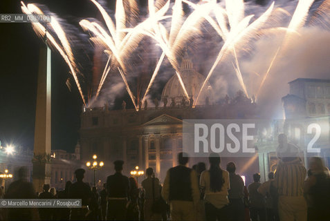 Vatican City, September 30, 1999. Fireworks for the restoration of St. Peters Basilica facade / Città del Vaticano, 30 settembre 1999. Fuochi dartificio per il restauro della Cupola della Basilica di San Pietro - ©Marcello Mencarini/Rosebud2