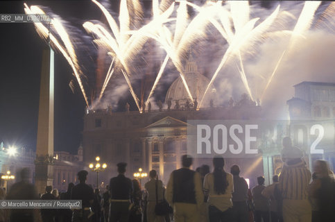 Vatican City, September 30, 1999. Fireworks for the restoration of St. Peters Basilica facade / Città del Vaticano, 30 settembre 1999. Fuochi dartificio per il restauro della Cupola della Basilica di San Pietro - ©Marcello Mencarini/Rosebud2