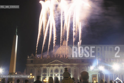 Vatican City, September 30, 1999. Fireworks for the restoration of St. Peters Basilica facade / Città del Vaticano, 30 settembre 1999. Fuochi dartificio per il restauro della Cupola della Basilica di San Pietro - ©Marcello Mencarini/Rosebud2