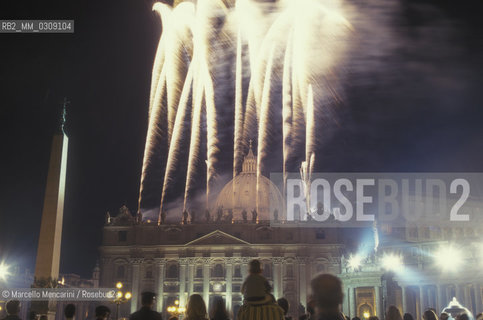 Vatican City, September 30, 1999. Fireworks for the restoration of St. Peters Basilica facade / Città del Vaticano, 30 settembre 1999. Fuochi dartificio per il restauro della Cupola della Basilica di San Pietro - ©Marcello Mencarini/Rosebud2